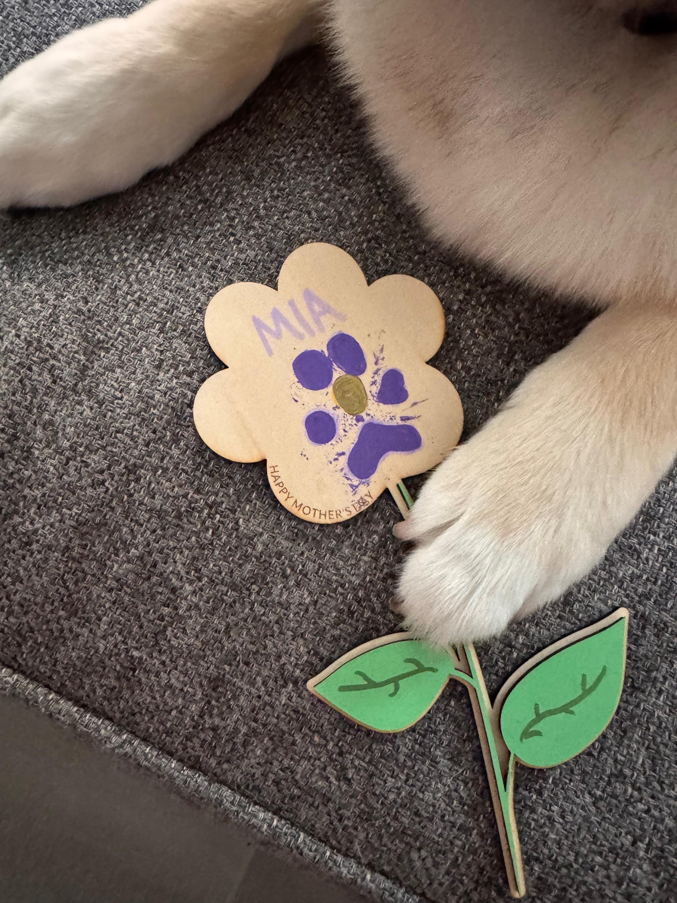 Personalized paw print flower magnet